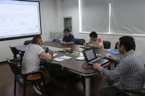 黑龍江玉米汁生產(chǎn)線客戶與惠合工程師洽談現(xiàn)場1