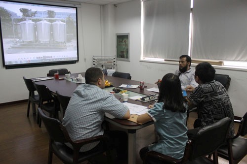 也門(mén)番茄醬生產(chǎn)線客戶(hù)與惠合工程師洽談現(xiàn)場(chǎng)2