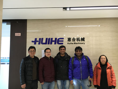 外貿經理與客戶合影